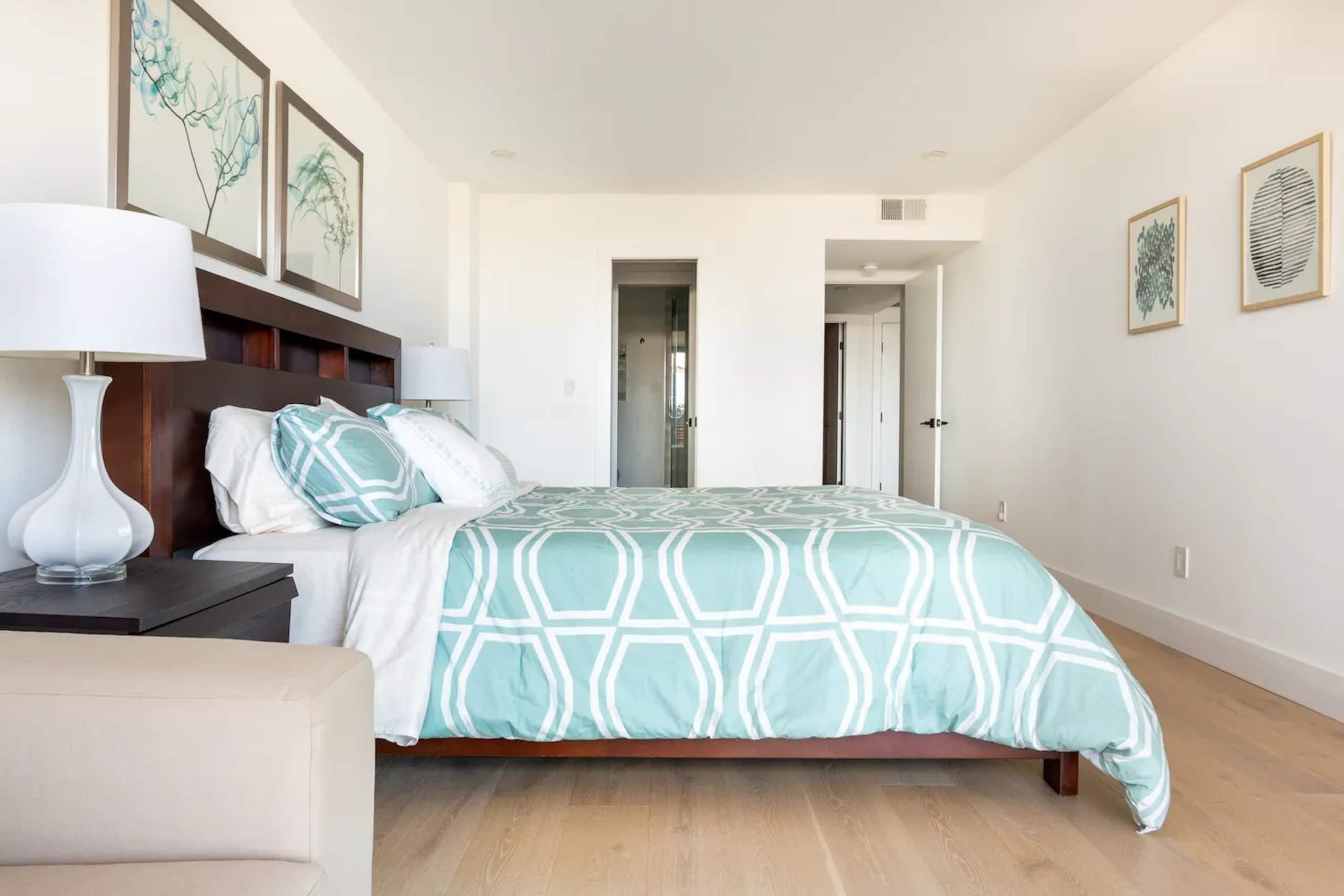 Villa in San Francisco · ★4.95 · 5 bedrooms · 6 beds · 3 baths - Image 17