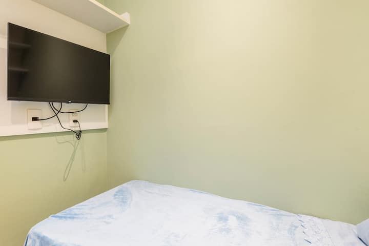 Single Room 3 ( 1 single bed) in Suite with TV Streaming and AR Split.