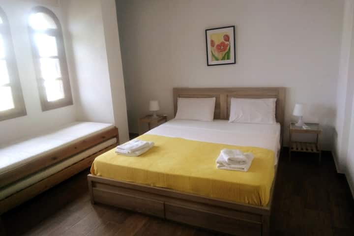 Ფართო ვილა ნიკიტიში - საძინებელი 3 (1 ორადგილიანი საწოლი და 1 დამატებითი ერთადგილიანი საწოლი)