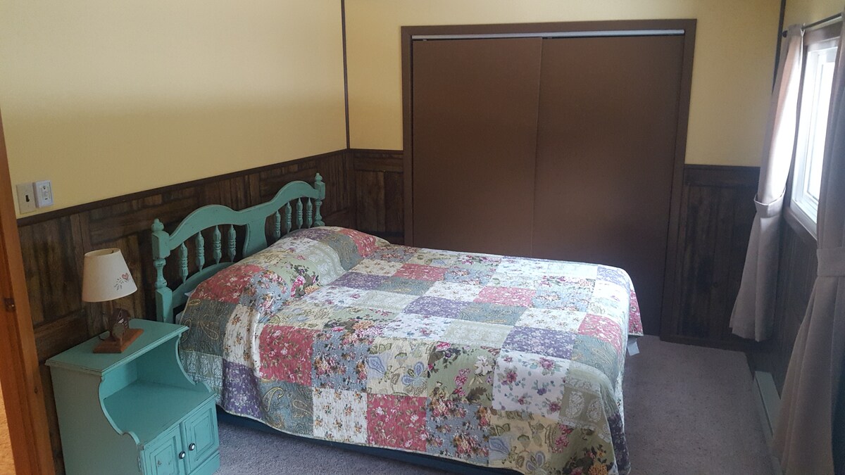 第二间卧室可睡4人，配有标准双人床和蒲团。