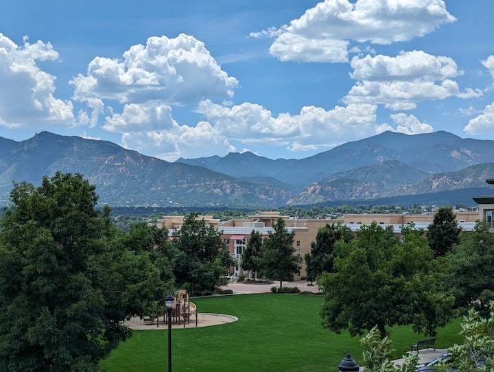 Downtown Townhouse With Mountain Views
