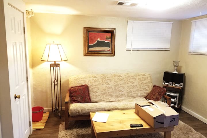 Na bočnej stene máme novú stoličku a na tomto obrázku nie je zahrnutý novší konferenčný stolík.