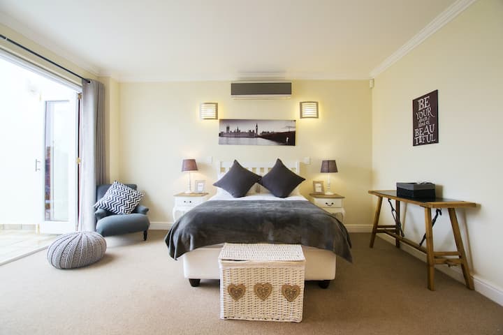 Dhomë gjumi kryesore e bollshme me ajër të kondicionuar 