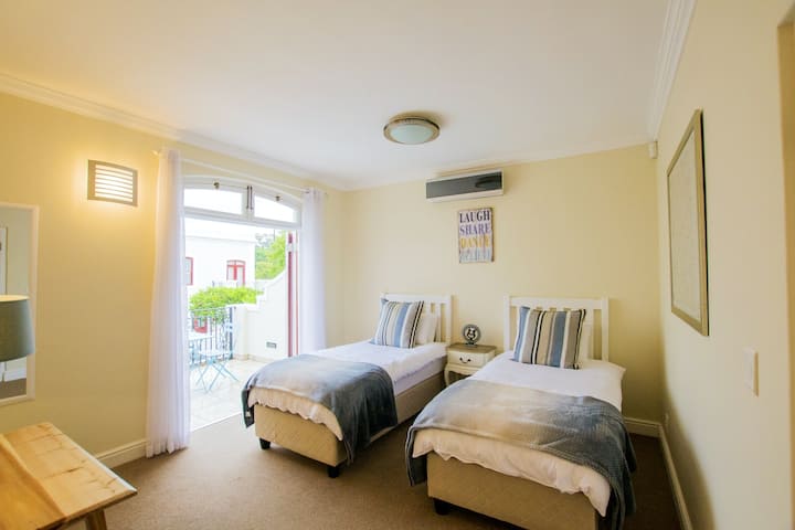 Dhoma e gjumit të vizitorëve me ballkon