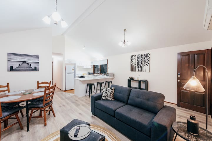 พื้นที่รับประทานอาหารห้องนั่งเล่นและห้องครัวแบบเปิดโล่งทำให้ทุกคนในการสนทนามีความสุข