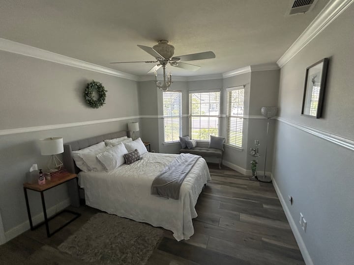 dormitorio principal con baño privado en suite