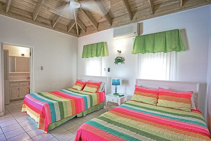 Štvrtá spálňa

Táto klimatizovaná oáza je ideálnym miestom na oddych a oddych.

S manželskými posteľami, stropným ventilátorom, toaletným stolíkom so zrkadlom, odkladacím stolíkom a nočnou lampou budete mať všetko, čo potrebujete, aby ste sa cítili pohodlne a sviežo.
