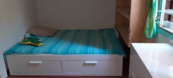 单人床可转换成2个地方，第三间卧室。