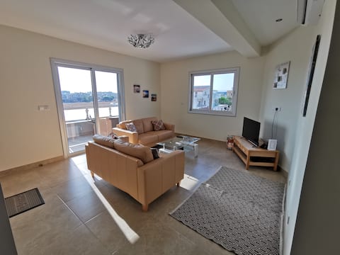 Modern 3 Double Bedroom Apartment, Large Balcony.