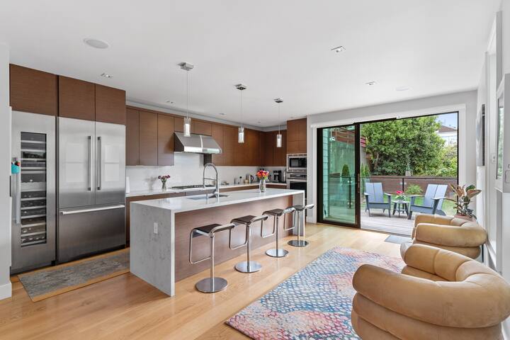 Stunning Family Luxury in Modern SF Victorian gallery image 4