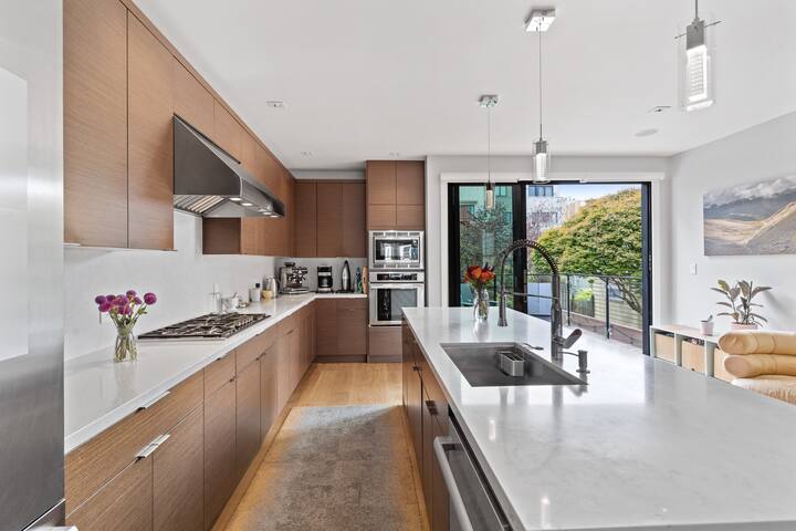 Stunning Family Luxury in Modern SF Victorian gallery image 5