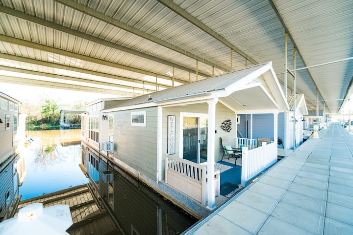 houseboat tourism