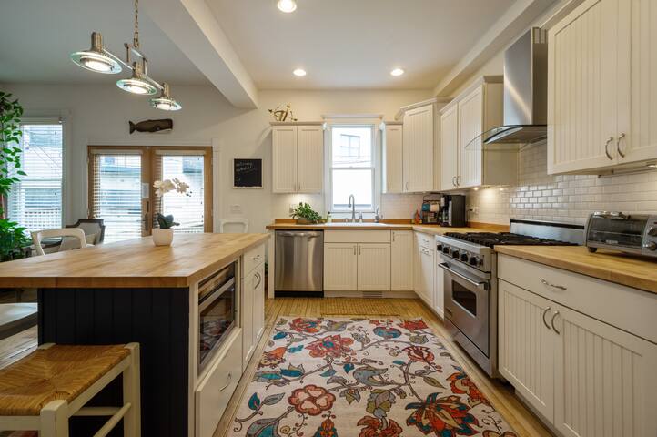 Charming House in Roscoe Village – 1895 gallery image 2