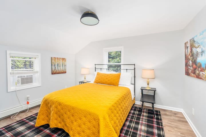 The Birch Room has a Queen sized bed and vanity that can be used as a workspace. Highspeed internet makes working from home a breeze! 