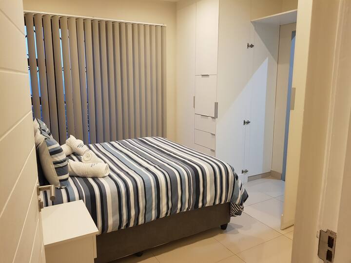 חדר שינה ראשי עם חדר רחצה צמוד