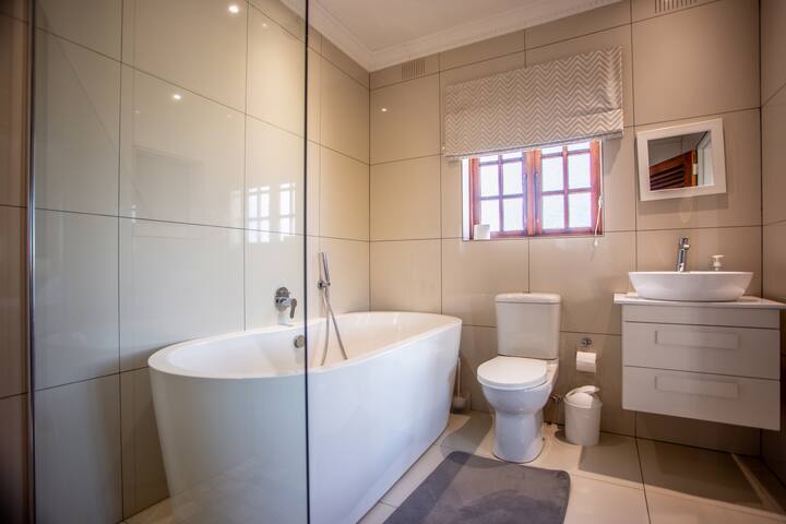 Villa Luisa: Sun-filled hidden gem with Pool. gallery image 5