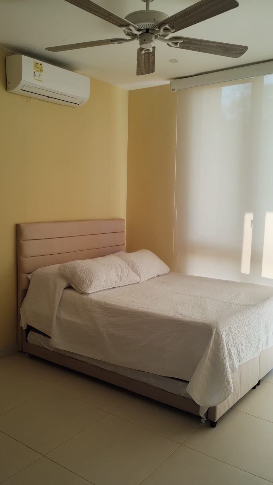 ALCOBA 3张床1.40 X 2和辅助床1.20 X 1.80 ，可睡四人