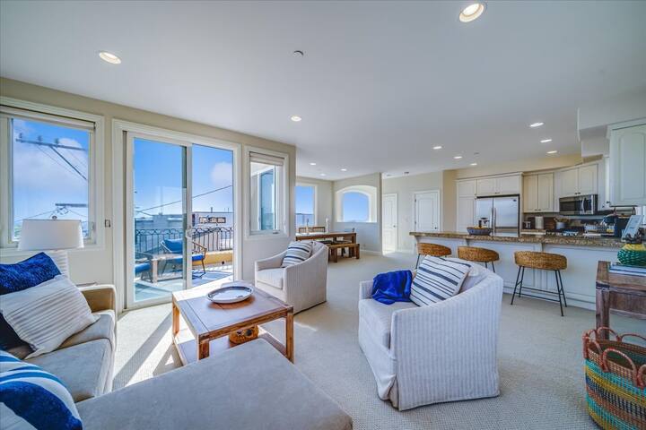 Beach Townhome | Ocean Views | Sleeps 6 | Parking gallery image 3