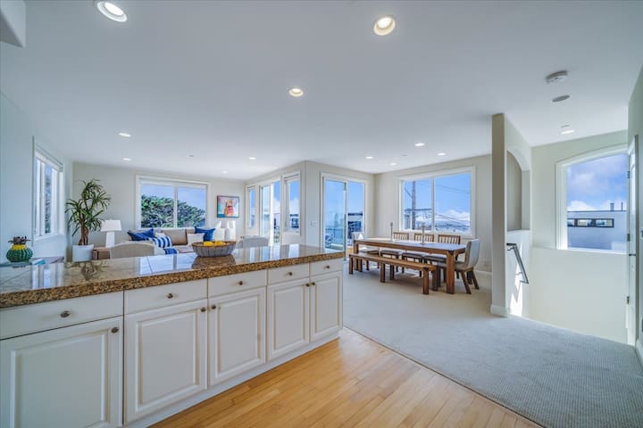 Beach Townhome | Ocean Views | Sleeps 6 | Parking gallery image 2