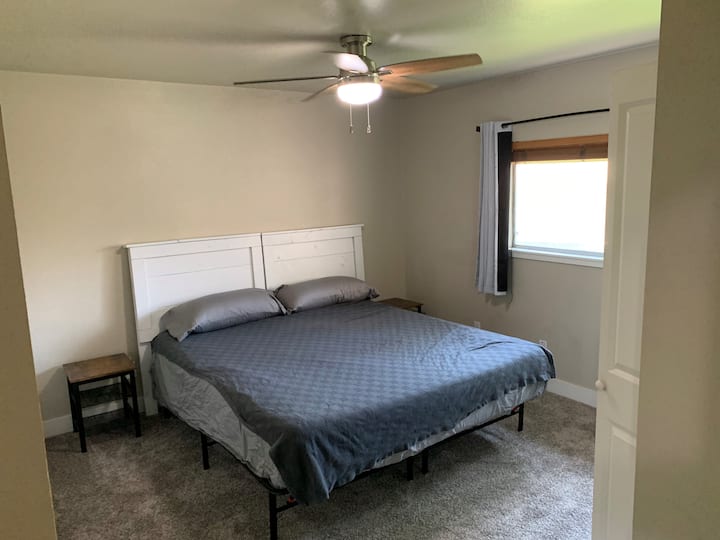 Medelstort sovrum med dubbelsäng med lila II-säng