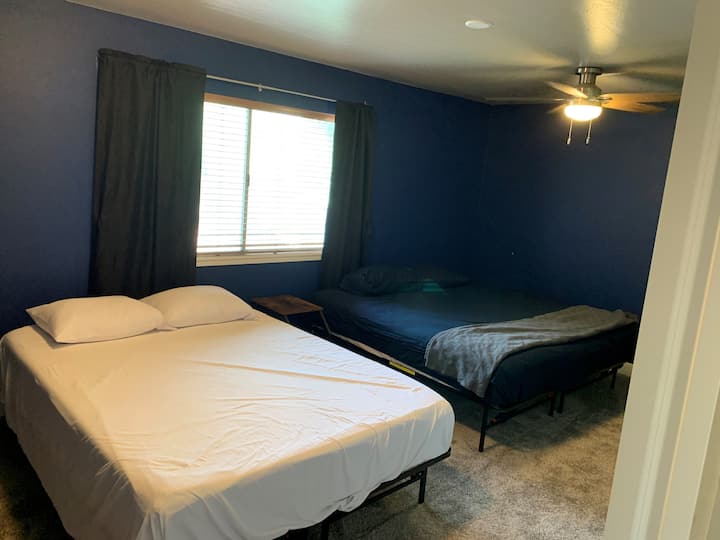 Stort sovrum har 2 queen-sängar (övervåningen)