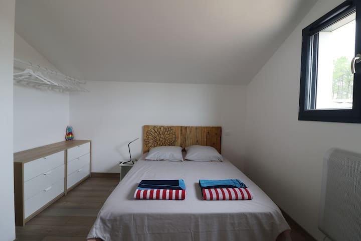 卧室4楼：床140 x 190 ，带悬挂空间和储物柜 