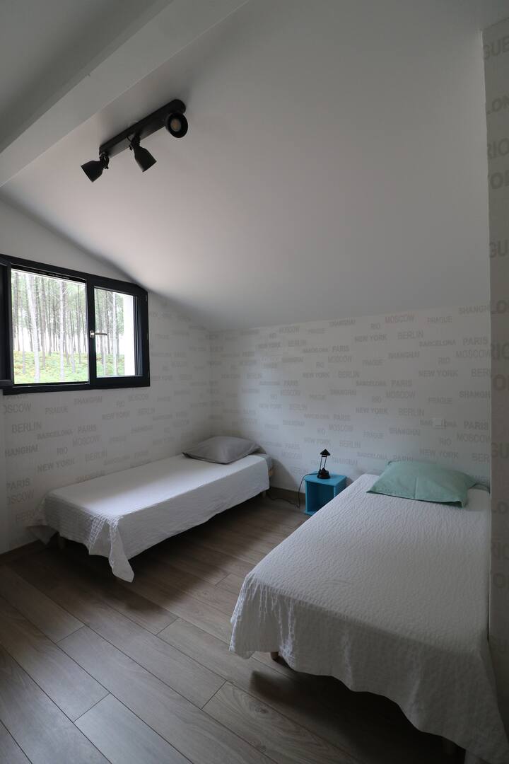 卧室3 ： 2张床90x190 +折叠床80x190