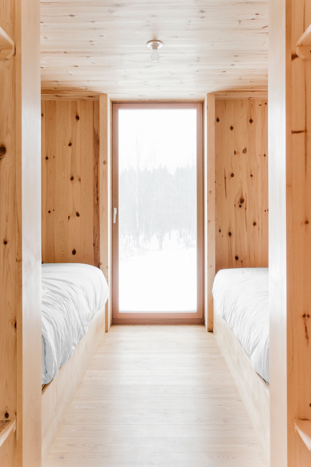 Le rez de chaussée compte 3 chambres avec vue sur le paysage qui peuvent accueillir 5 personnes :
1 chambre avec 2 lits simples
1 chambre avec 2 lits simples
1 chambre avec 1 lit simple  