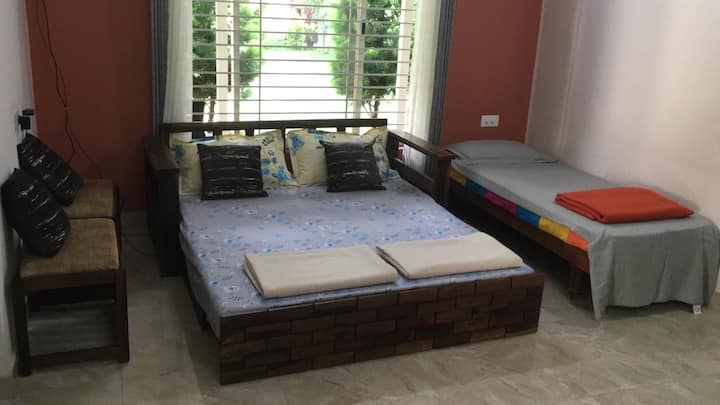 Მისაღები ოთახი სამადგილიანი საწოლით