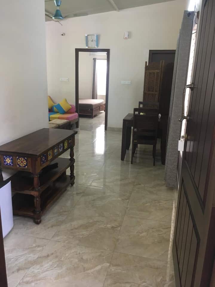 Სახლის ხედი მთავარი კარიდან