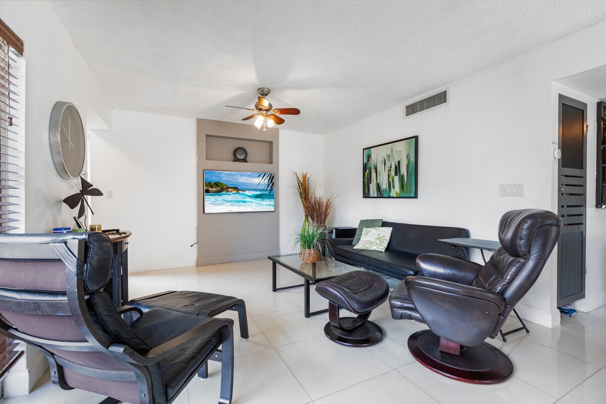Popular Airbnb listing: Le Cartier 2 bed/2 bath 3 min walk from the Beach! in Sunny Isles Beach