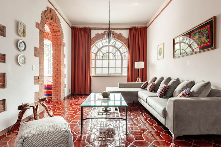 Casa Colonial con jardín en el Centro de Coyoacán