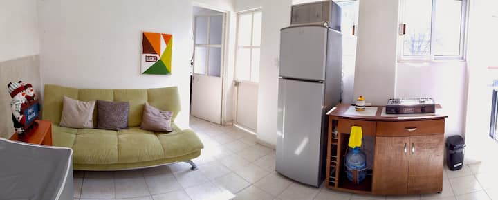 Sehemu ya pamoja, iliyo na kitanda cha sofa, jokofu, oveni  na jiko la umeme. 