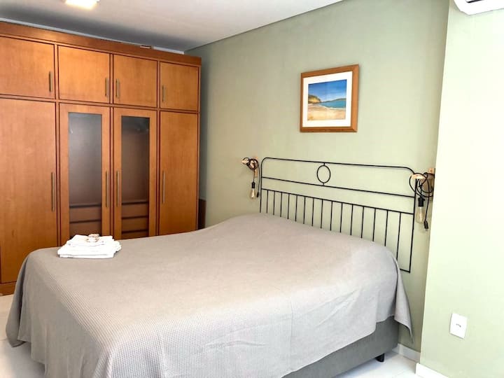 غرفة بسرير بحجم كبير