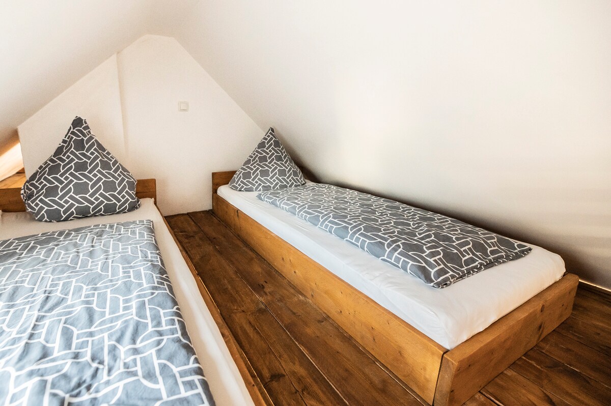 2. Prostori za spavanje dostupni preko ljestava iz glavne spavaće sobe.
P.S. Iznimno popularan među djecom!