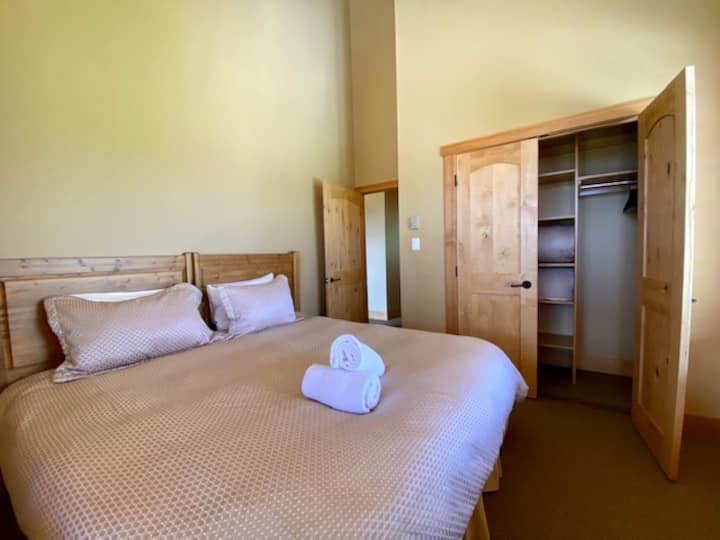 מיטת קינג סייז או 2 מיטות זוגיות