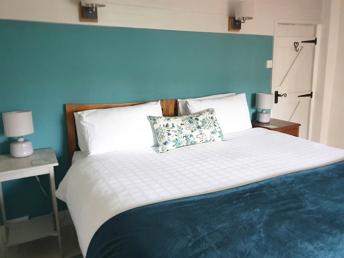 Bedroom with superking bed that can become two singles.