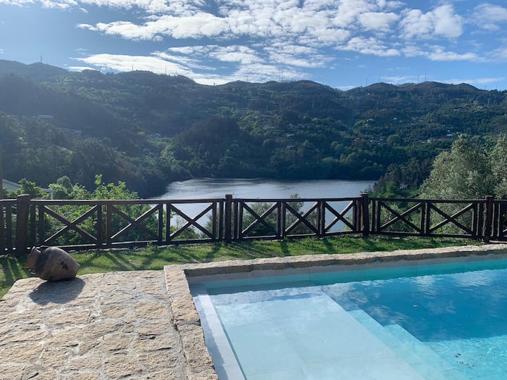 Astonishing cottage over the lake in Gerês
