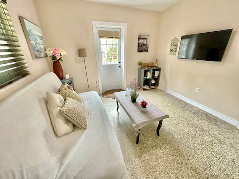 Top performing Airbnb: 1BR Suite 5 Minutes Drive to Universal & INTL DR in Kirkman South