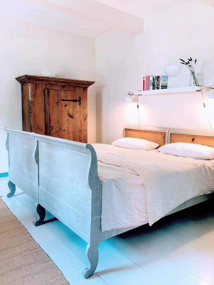 Liebevoll mit Leinölfarbe restaurierte originale Barock-Betten und -Schrank  im Sonnenzimmer