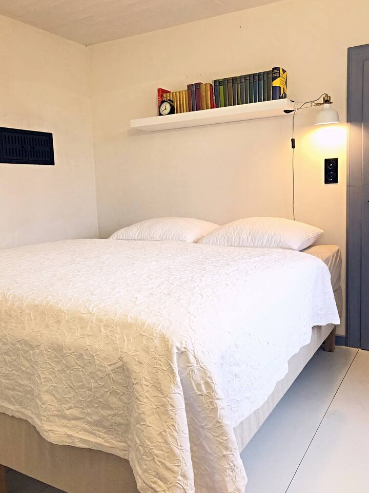 Das zweigeteilte Peter-Zimmer - ideal für Gäste mit Kleinkindern. Mit liebevoll restauriertem antikem Kinder-Bett (180 cm) oder auf Wunsch auch mit Babybett.