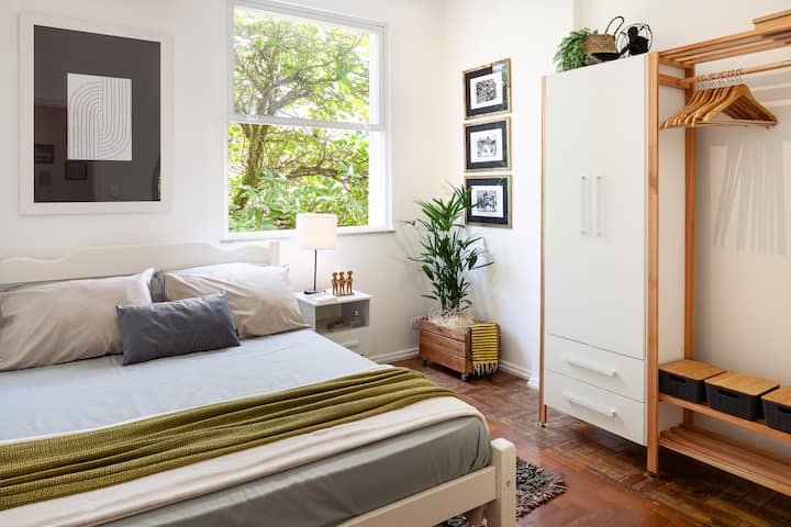 חדר שינה -01 - מיטה זוגית. קליל ואוורירי.
יש בו מיזוג אוויר.