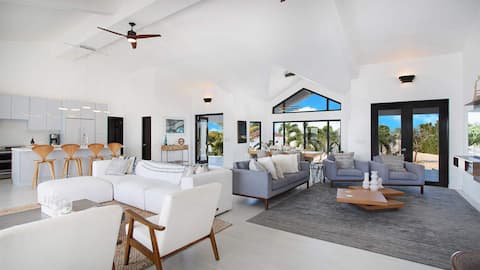 Oceanfront • Luxury 4 bdrm villa • Pool • Billards