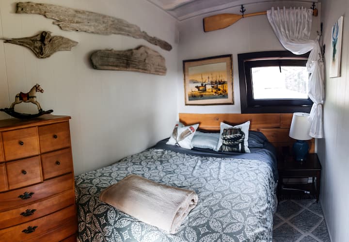 نومًا هنيئًا على هذا السرير الكبير وغرفة النوم الثانية