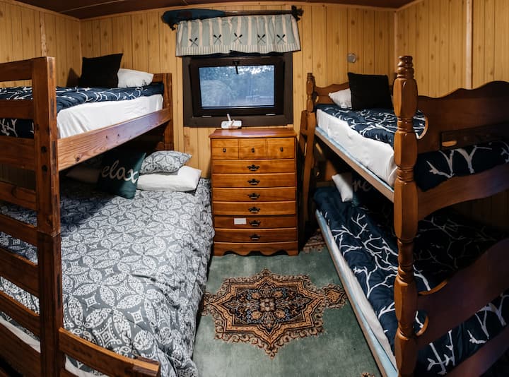 سرير مزدوج وثلاثة أسرة فردية. تناول الطعام ، والدردشة ، والعب لعبة على طاولة بانكي 