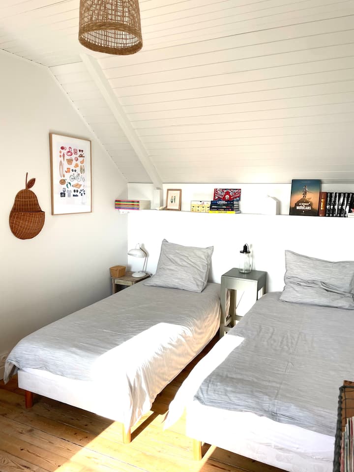 غرفة نوم في الطابق الثاني يمكن ربط أسرّةها لتشكيل سرير مزدوج.