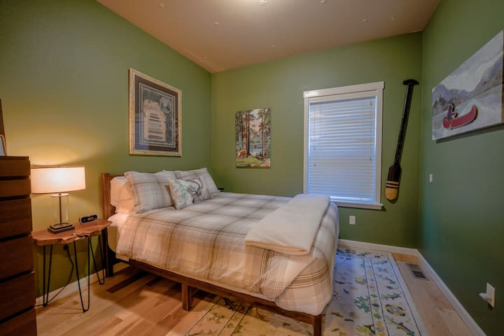 تحتوي غرفة نوم الضيوف 1 على موضوع "قارب" مع سرير مريح بحجم كوين وخزانة ملابس وخزانة ملابس ورف أمتعة.