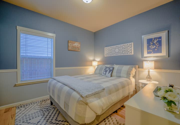 تحتوي غرفة نوم الضيوف 2 على موضوع "الطائر" مع سرير مريح بحجم كوين وخزانة ملابس وخزانة ملابس ورف أمتعة.
