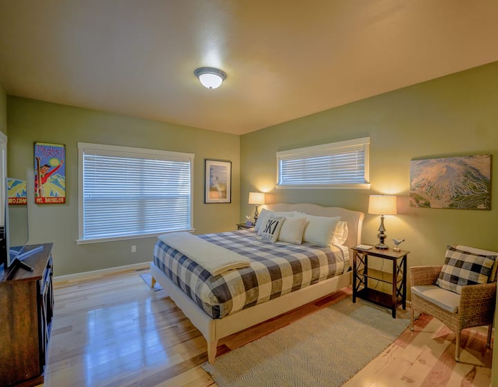 تحتوي غرفة النوم الرئيسية على موضوع تزلج مع سرير بمقاس كبير ، ومرتبة من الإسفنج المرن الأحدث ، وفراش من القطن الفاخر مرتفع.