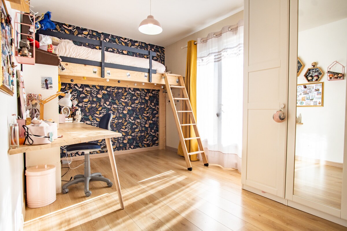 Dhomë fëmijësh 3 me krevat mezzanine dhe pamje nga kopshti 